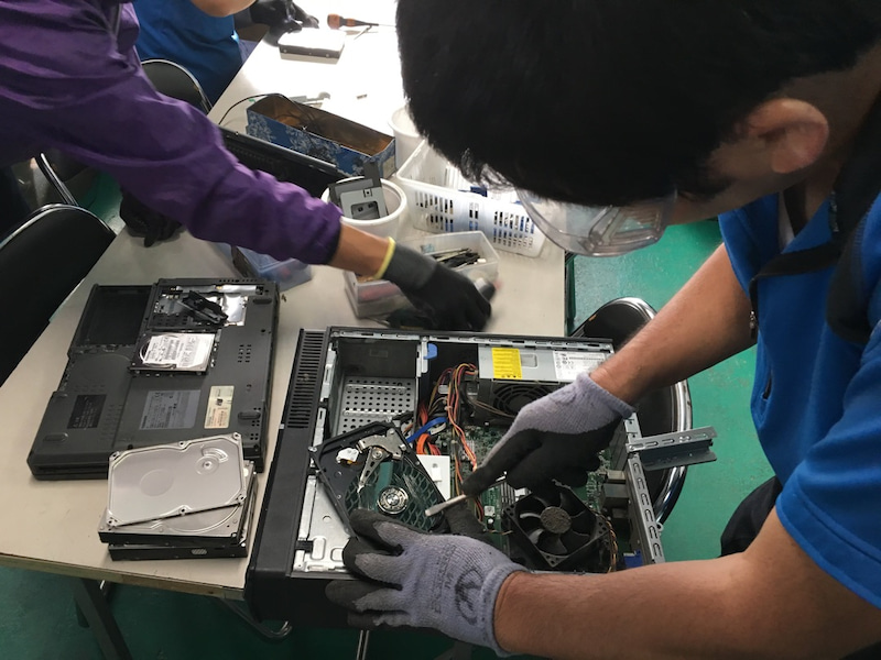 レアメタルを取り出す様子