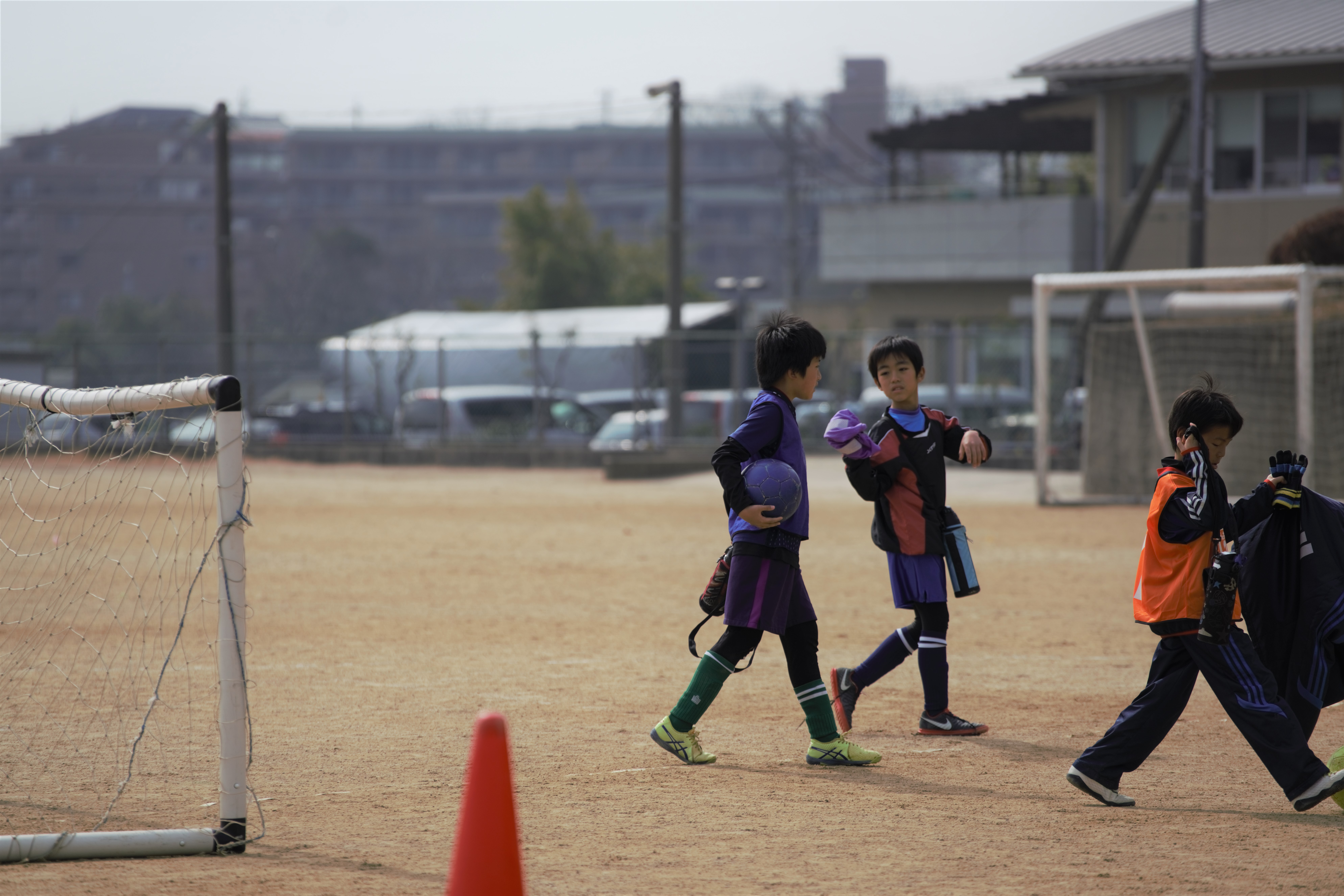 サッカーの練習に励む子どもたち