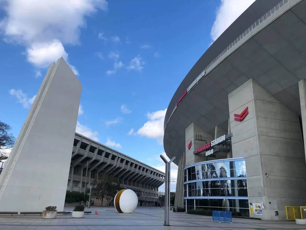 左旧キンチョウスタジアム・右ヤンマースタジアム