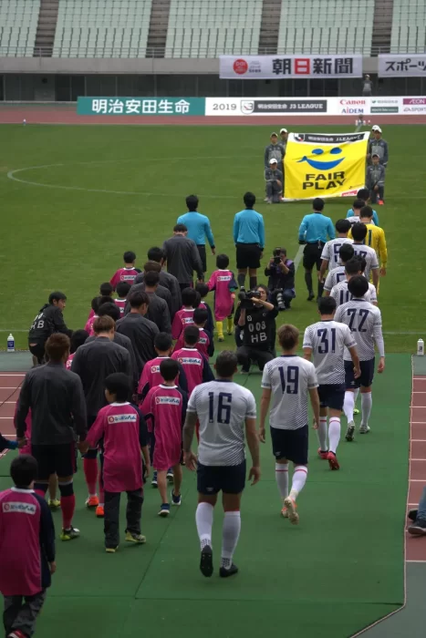 児童養護施設のこどもたちにヤンマースタジアムでサッカー教室・試合前のセレモニー