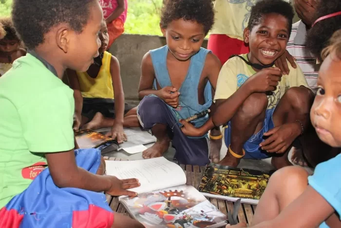 フィリピンのこどもたちに絵本「えんとつ町のプペル」西野亮廣さん著