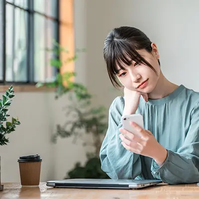 スマホの初期化に挑戦する女性