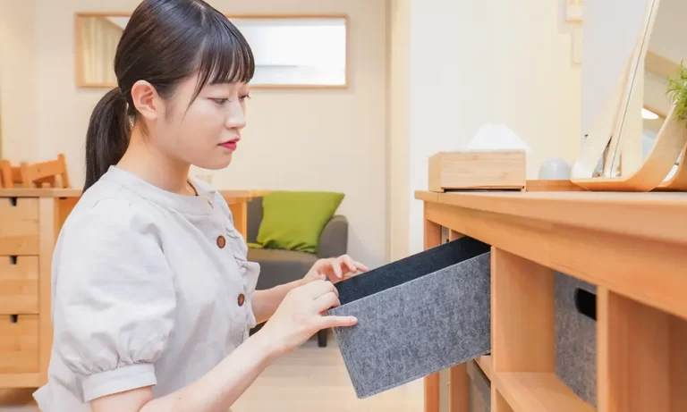 片付けをする女性