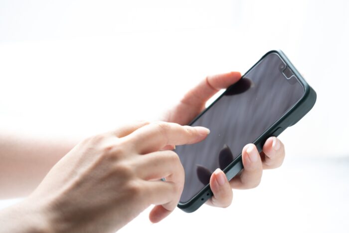 スマホを操作する男性