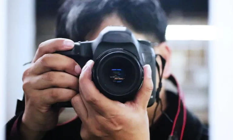 カメラを構える男性